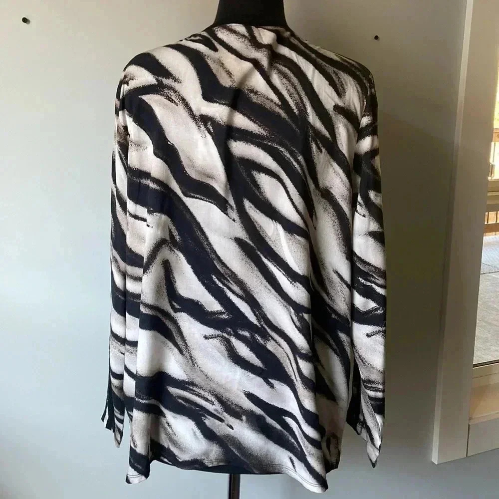🎉HOST PICK 🎉Monari | Animal Print  Blouse - Picture 4 of 8